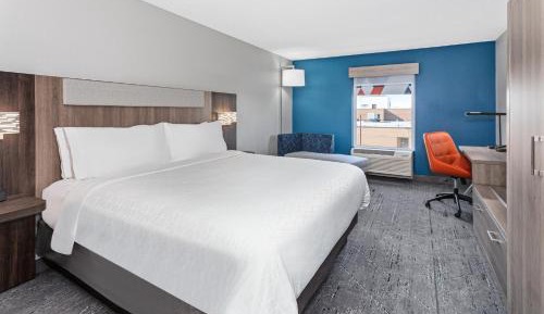 King Room with Hearing Accessible Roll In Shower - Non-Smoking