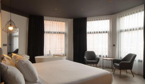 Deluxe King Room with River View