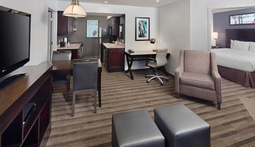 Queen Room with Roll-In Shower - Disability Access