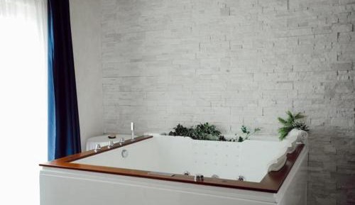 Queen Suite with Spa Bath
