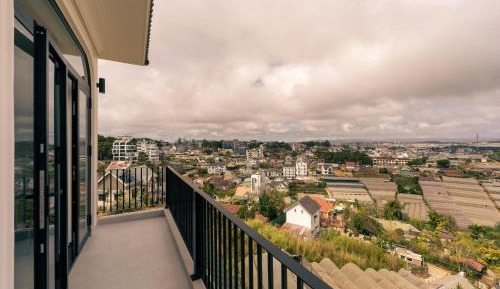 Deluxe Valley View Room with Balcony