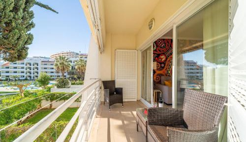Apartment with Pool View 