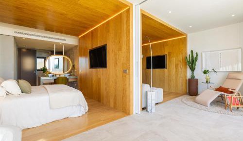 One-Bedroom Suite with Jacuzzi