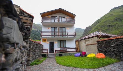 Apartment with Mountain View