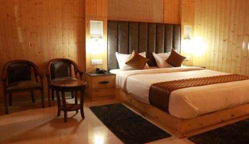 Deluxe Room (2 Adults + 1 Child)