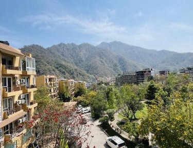 Apartment with Mountain View