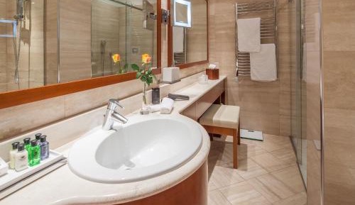 Signature Lake Suite with Balcony and Private Spa Access