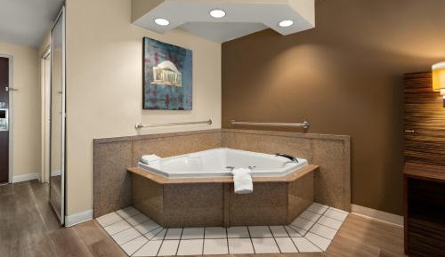 Deluxe King Studio Suite - Non-Smoking