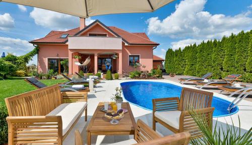 Apartment with Pool View 