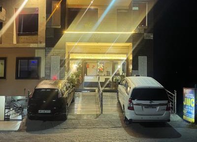 Deluxe Double Room (2 Adults + 1 Child)