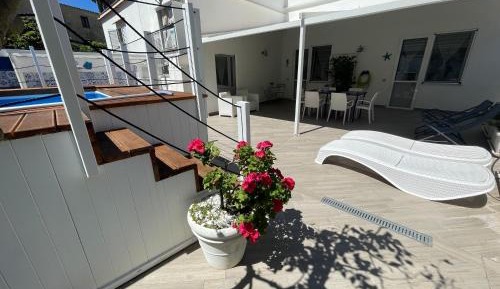 One-Bedroom Apartment with Patio (4 Adults)