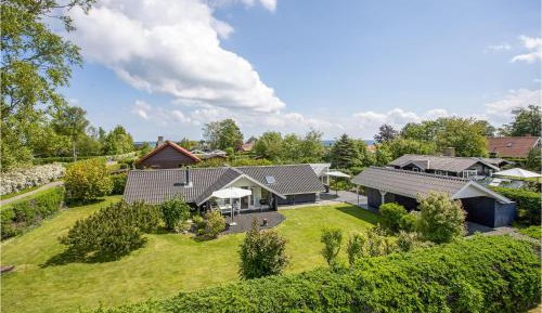 Three-Bedroom Holiday Home 