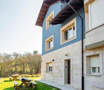 Apartment with Mountain View