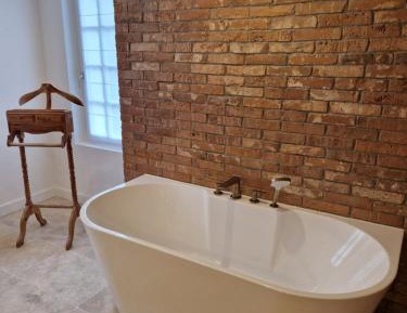 Bedroom 2: Deluxe Double Room Shower and Bath - Garden and River View