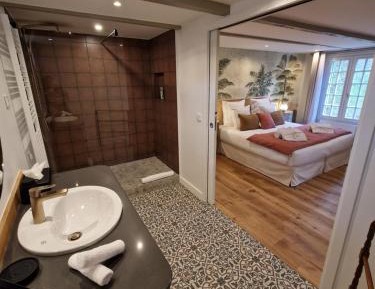 Room 6: Comfort Double Room with Shower - Garden View