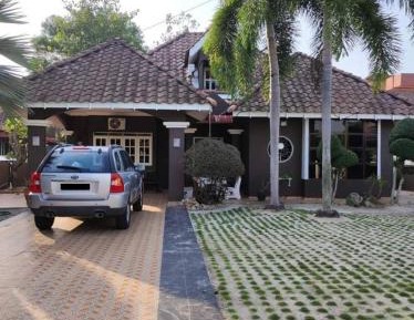 Villa with Garden View