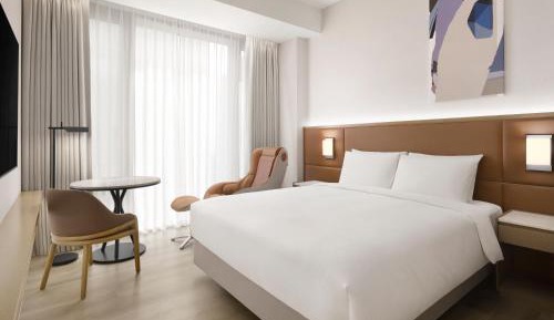 Queen Bed Room Skyline View with Massage Chair