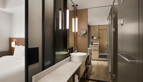 Queen Bed Room - Skyline View