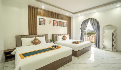 Family Room with Mountain View