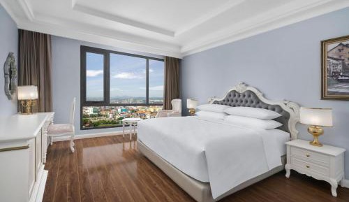 Deluxe King Room with City View