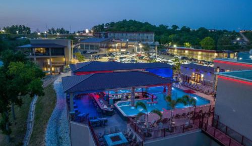 Townhouse Lakeview Executive Suite with Patio