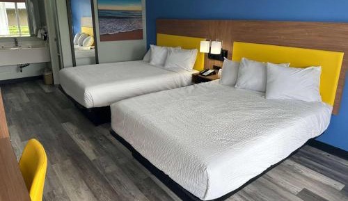 Queen Room with Two Queen Beds - Non-Smoking