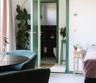 Double room with seating in the front yard