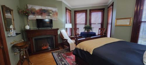Queen Suite with Spa Bath