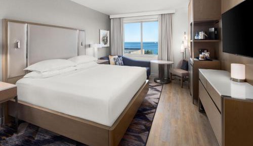 Club level, Larger Guest room, 1 King, High floor