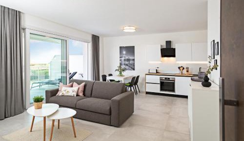 Apartment with Pool View 