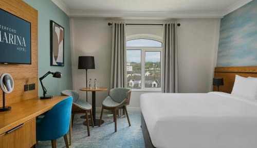 King Riverview Room