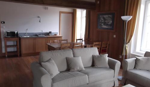 Three-Bedroom Apartment - Annex