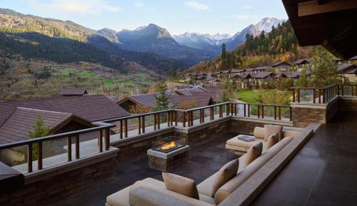 Two-Bedroom Villa with Kitchen and Firepit