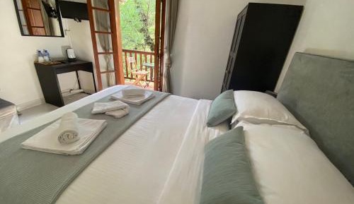 Deluxe Double Room (2 Adults + 1 Child)