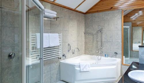 Terrace Bungalow with Hot Tub