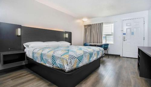 Queen Room - Non-Smoking