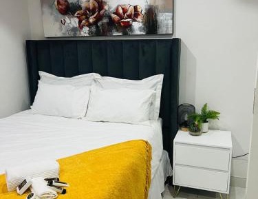 Deluxe Queen Studio 
