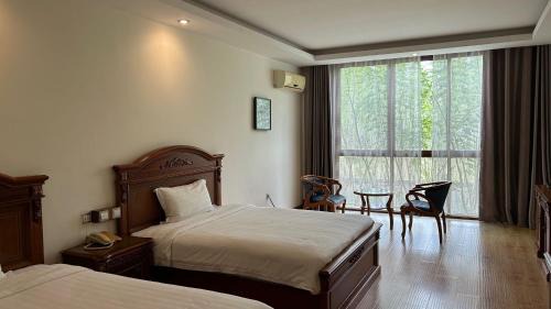 Standard King Room with Garden View