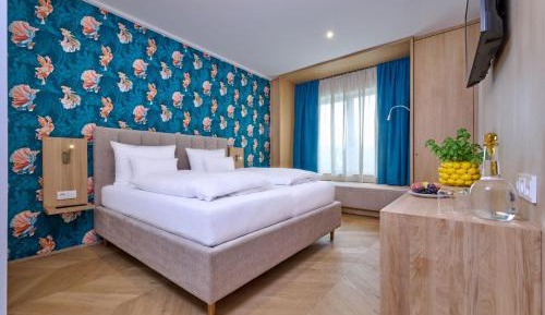 Deluxe Double Room (2 Adults + 1 Child)