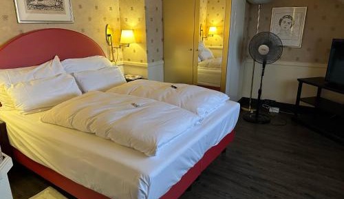 Standard Queen Room