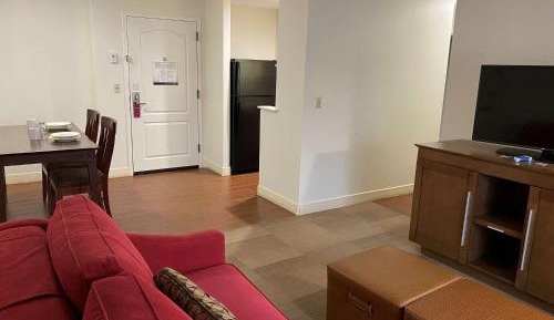 Non-Smoking King Suite with Kitchen