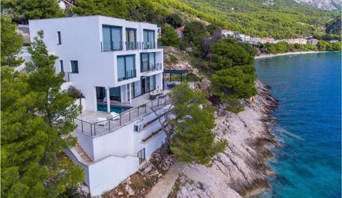 Six-Bedroom Holiday Home