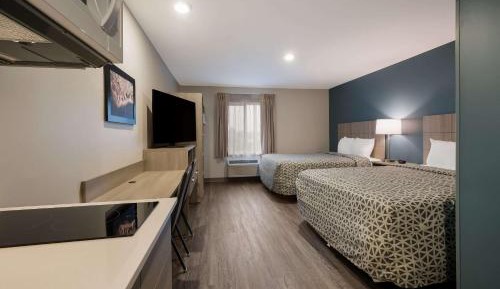 QUEEN SUITE TWO QUEEN BEDS W DISHWASHER (DISHES/COOKWARE INCLUDED)