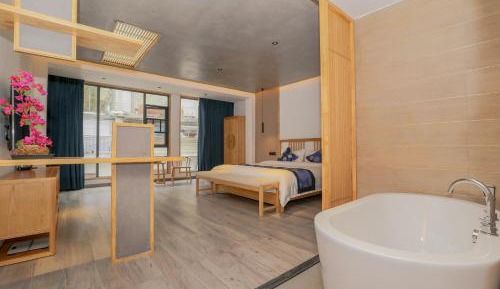 Deluxe Double Room with Bath