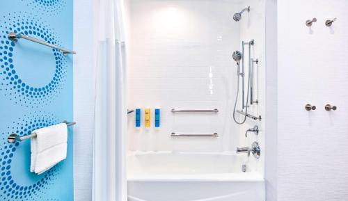 King Room with Bath Tub - Mobility Access