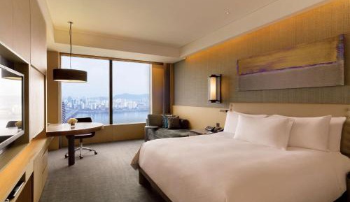 Deluxe King Room - City and River View