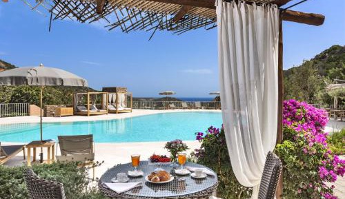 Deluxe Double Room with Kitchenette with Pool View