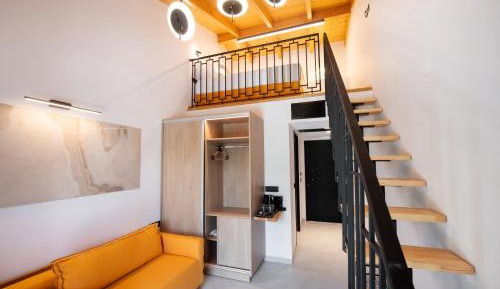 Queen Suite with Pool View