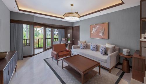 Executive Suite, 1 Bedroom Suite, 1 King, Balcony with Free Daily Activity