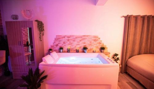 Studio with Spa Bath